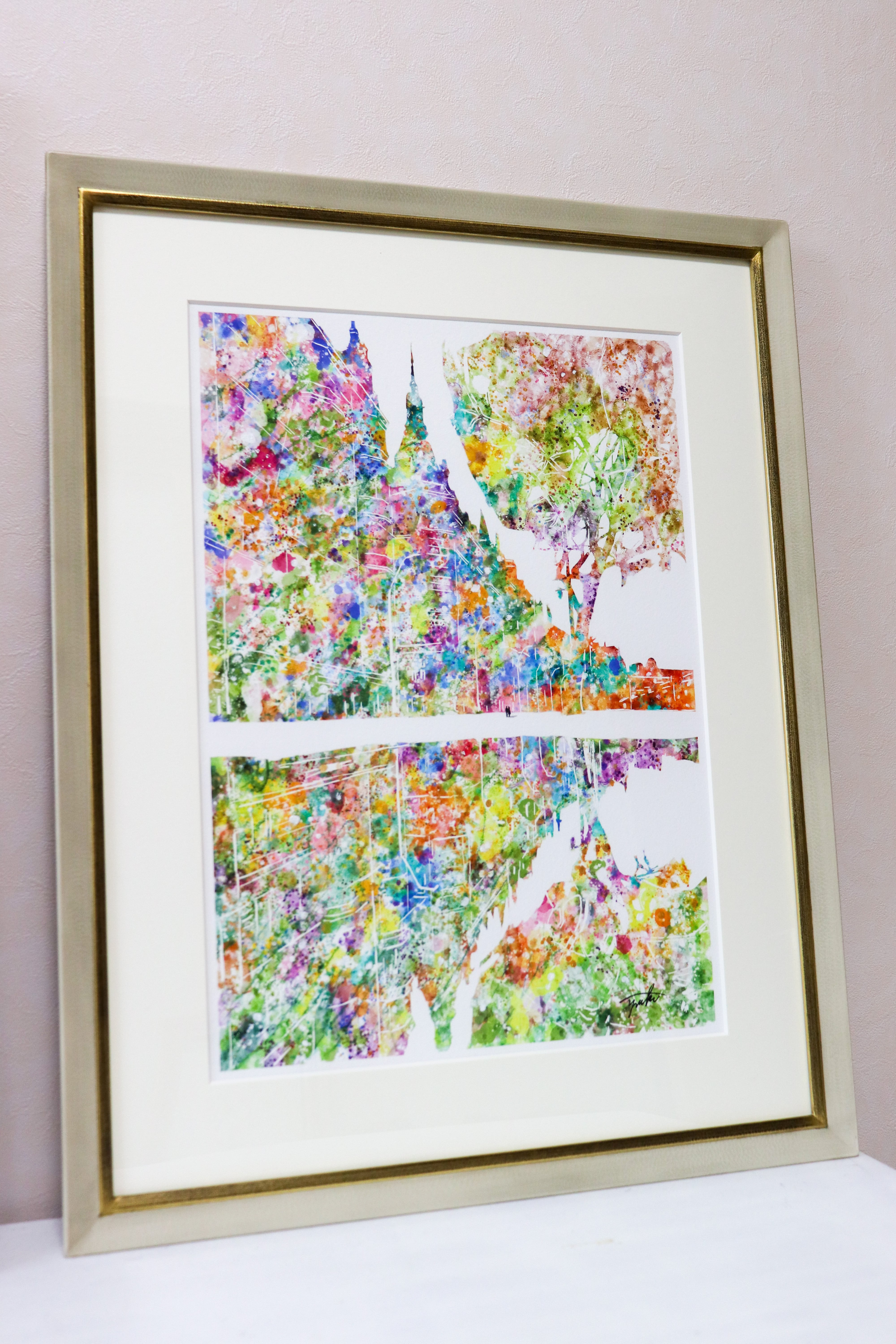 Imagination makes people dream.：上下に広がる色鮮やかな世界と小さな二人を描いた、額装された作品。